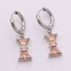 Edelstahl-Ohrring mit Schleife und herzförmigem Zirkon 